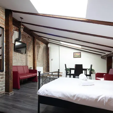 Little Paris Booutique In Old Town Center Braşov